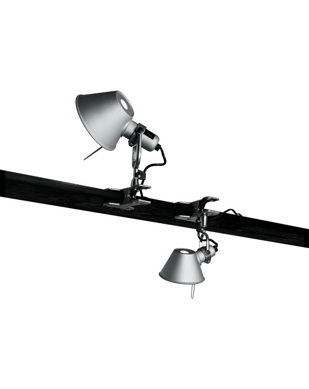 Nahaufnahme der Artemide Tolomeo Pinza Klemmleuchte aus Aluminium an einem dunklen Holzbalken.